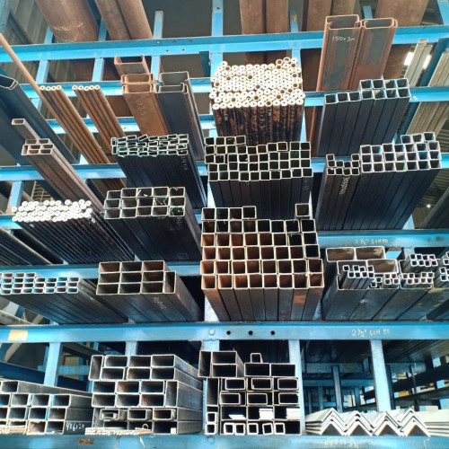 Besi Hollow 40x40mm Besi Hollow 40x40mm