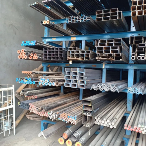 Besi Hollow 40x40mm Besi Hollow 40x40mm